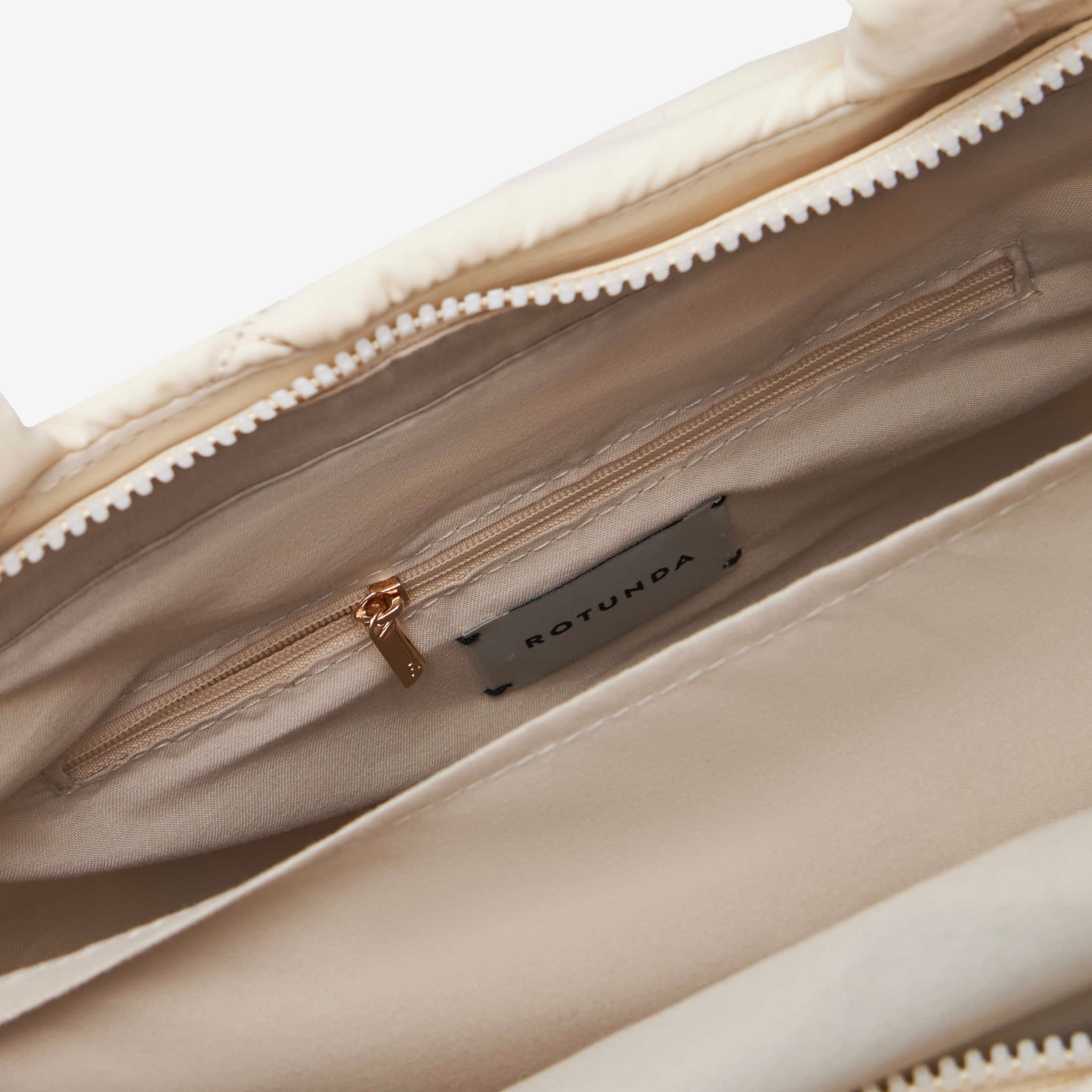 Bolso de mano Daira Fluffy en color blanco roto