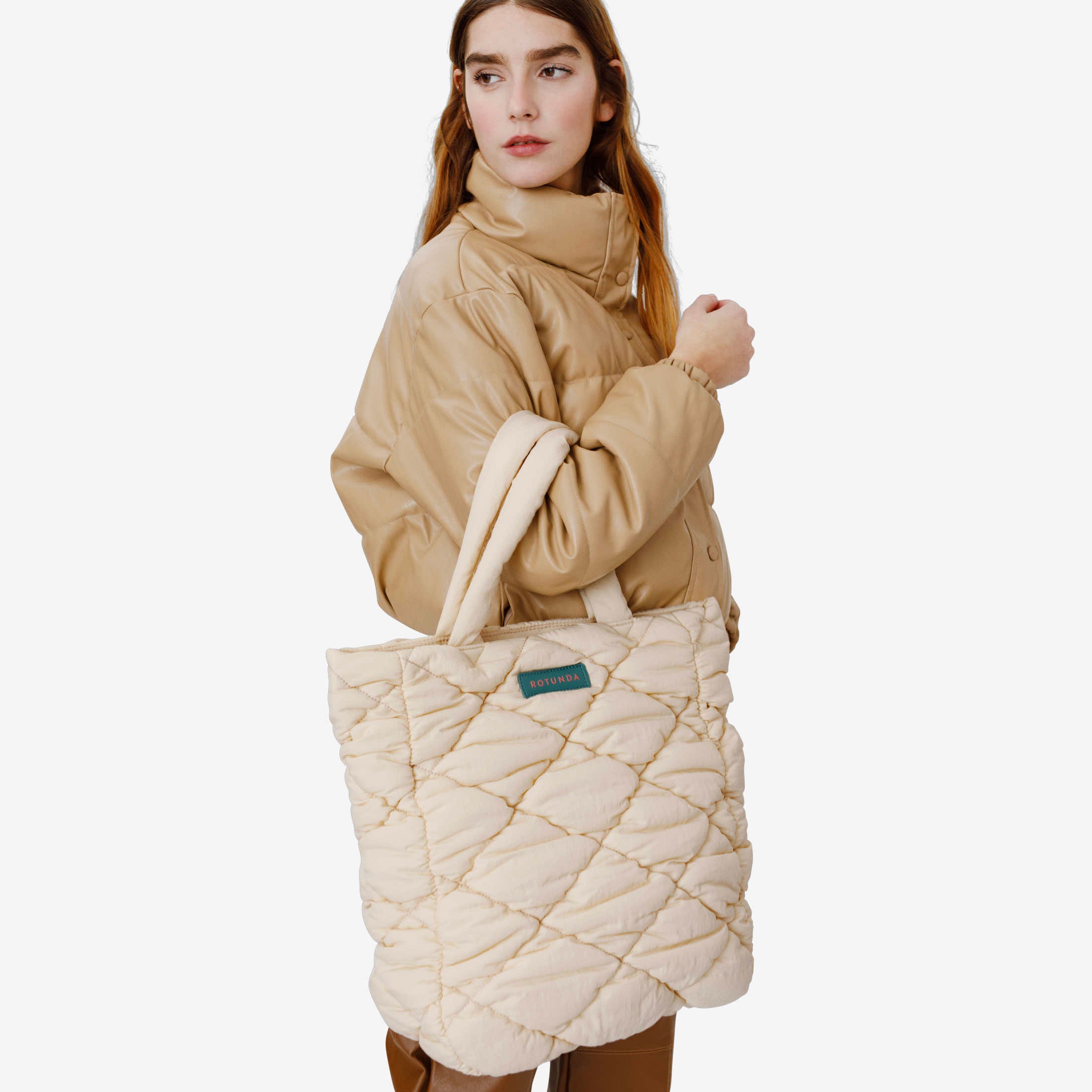 Bolso de mano Daira Fluffy en color blanco roto
