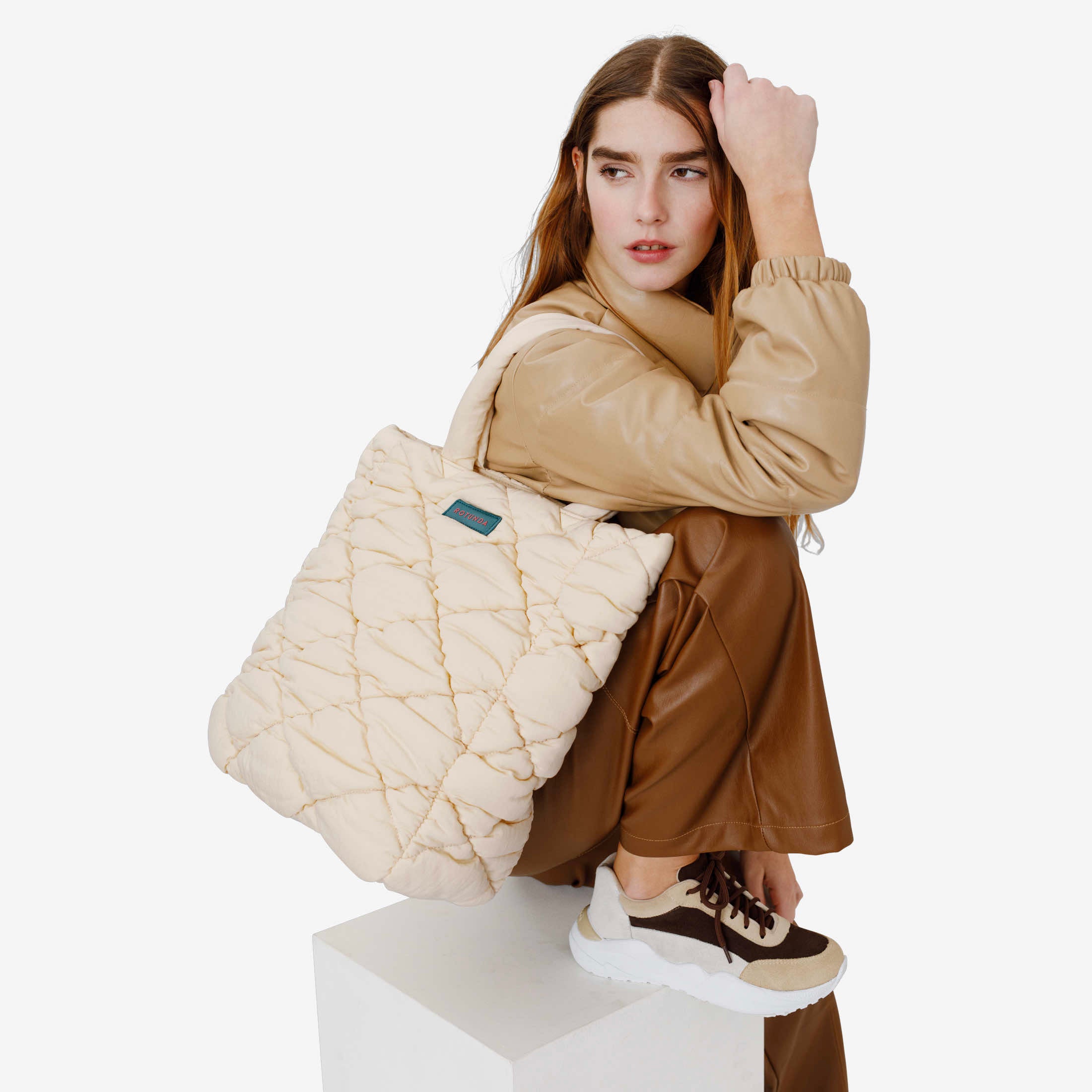 Bolso de mano Daira Fluffy en color blanco roto