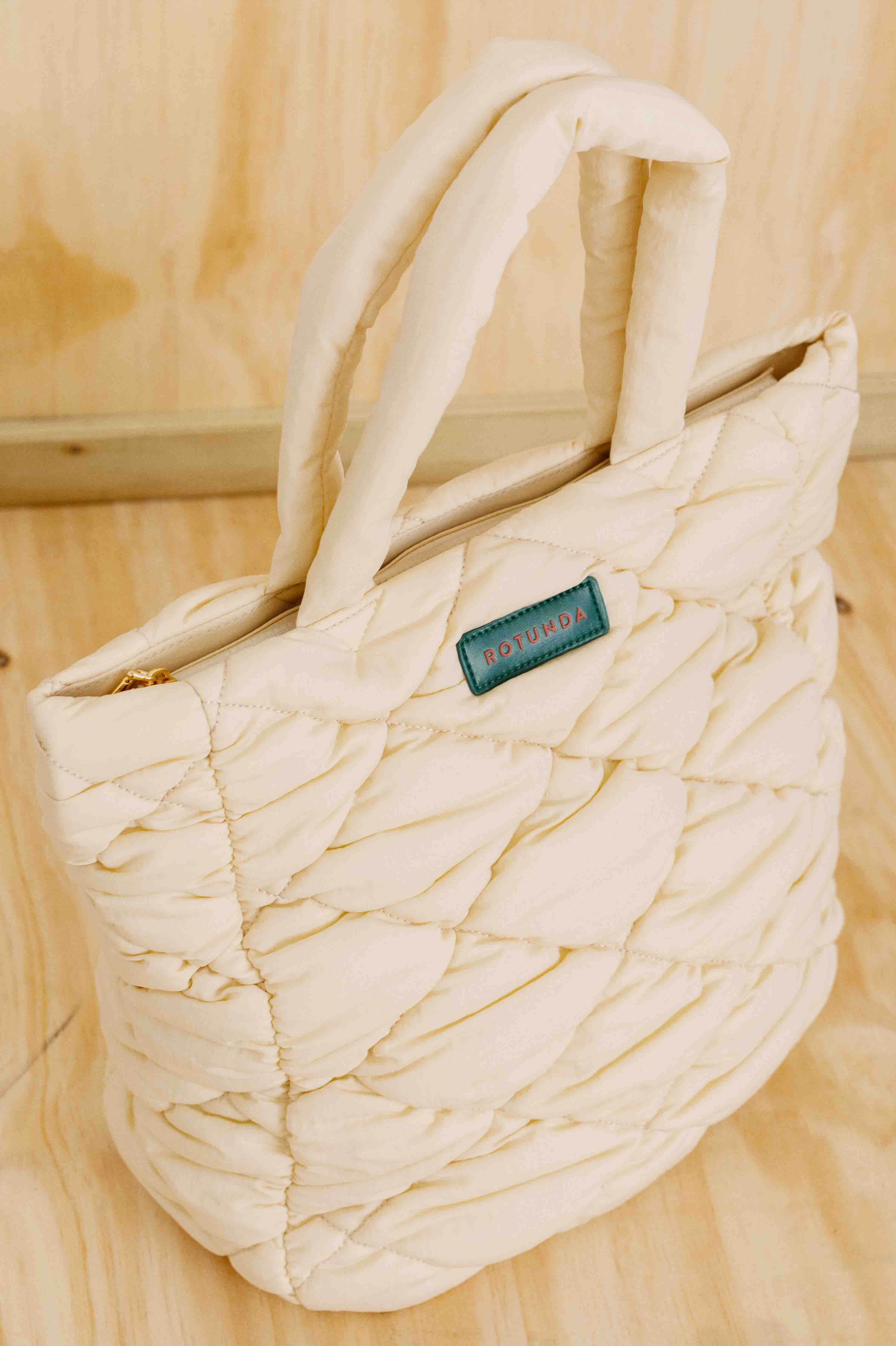 Bolso de mano Daira Fluffy en color blanco roto